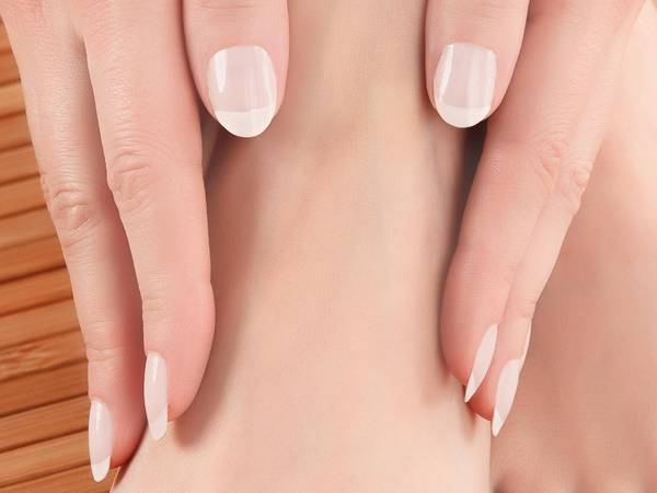 Eine Hand mit lackierten Fingernägeln